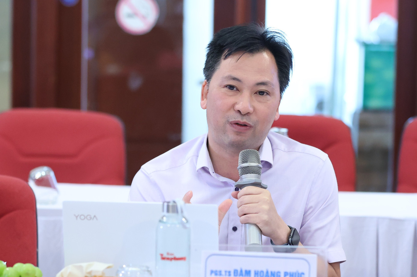 Ông Đàm Hoàng Phúc dành nhiều lời khen ngợi cho xe hydro. Ông Đàm Hoàng Phúc dành nhiều lời khen ngợi cho xe hydro.